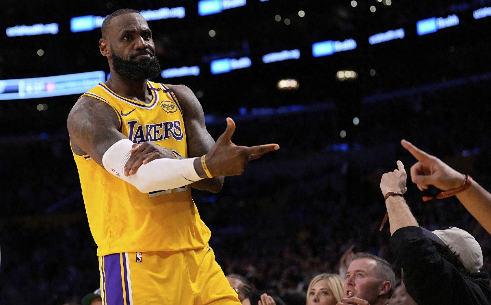 爱游戏全站-包含从詹姆斯连续二十场比赛得分超过悬念迭起到风云突变埃因霍温今夜伤情更新，国际比赛日拜仁慕尼黑备战亚冠的词条